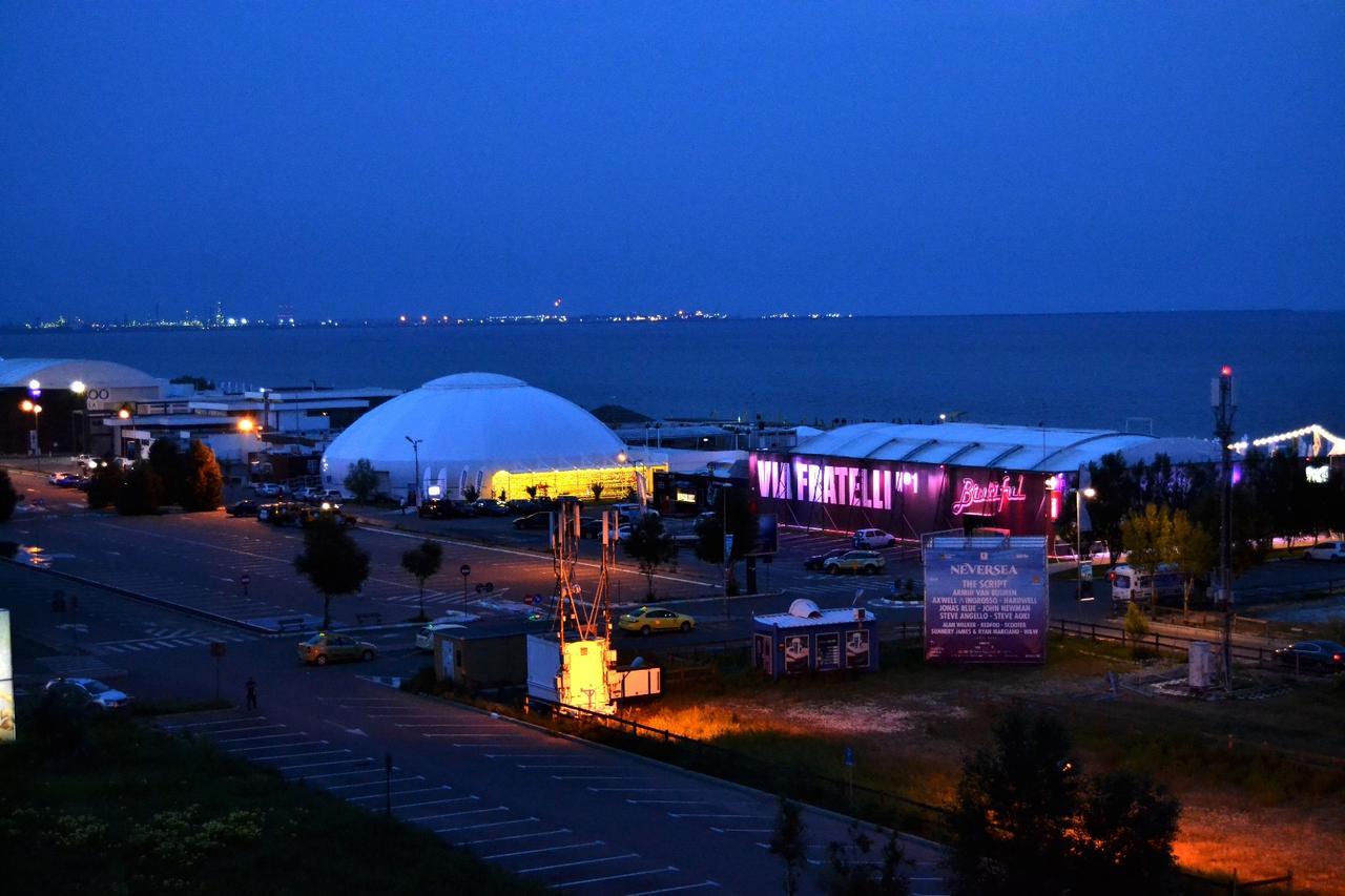 Luna Rossa Sumerland Mamaia Exterior photo